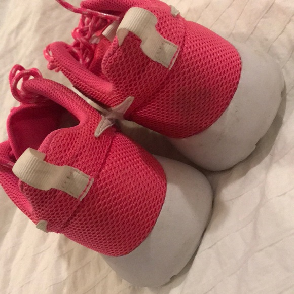 Nike Roshe, Neon Pink - Picture 4 of 5